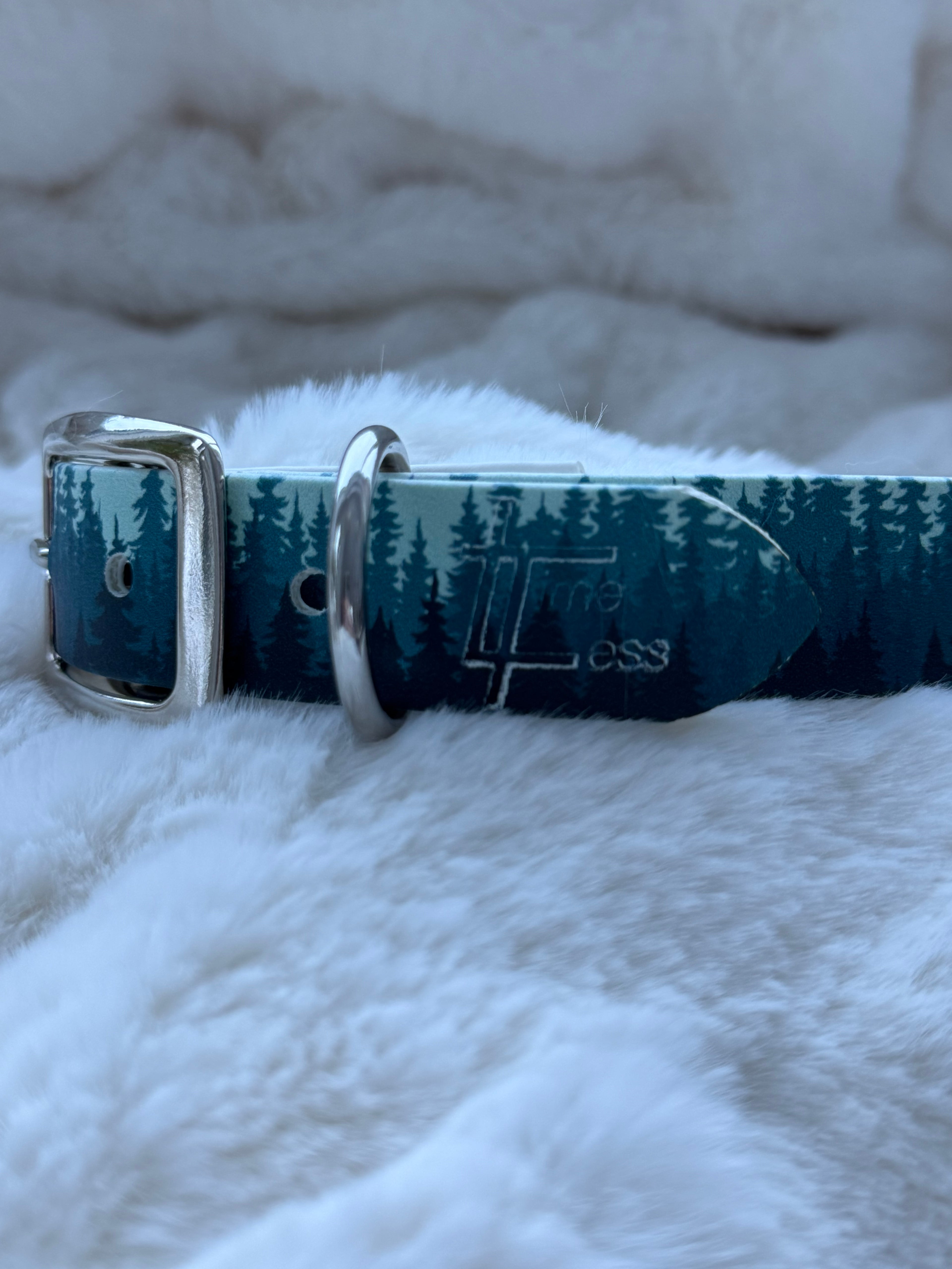 UV-printed Biothane halsband ”blå skogen”