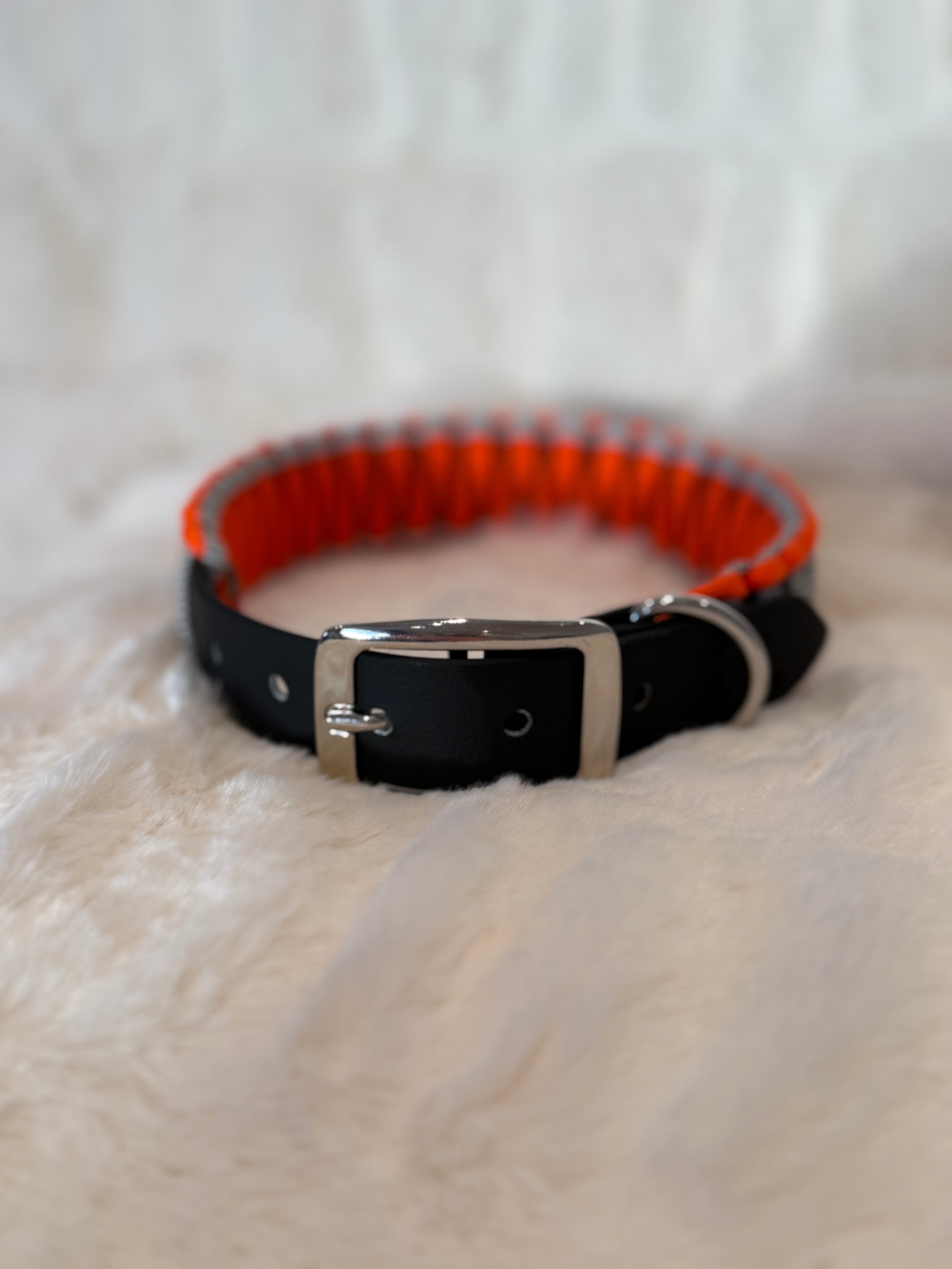 Reflexparacord halsband med färg detalj