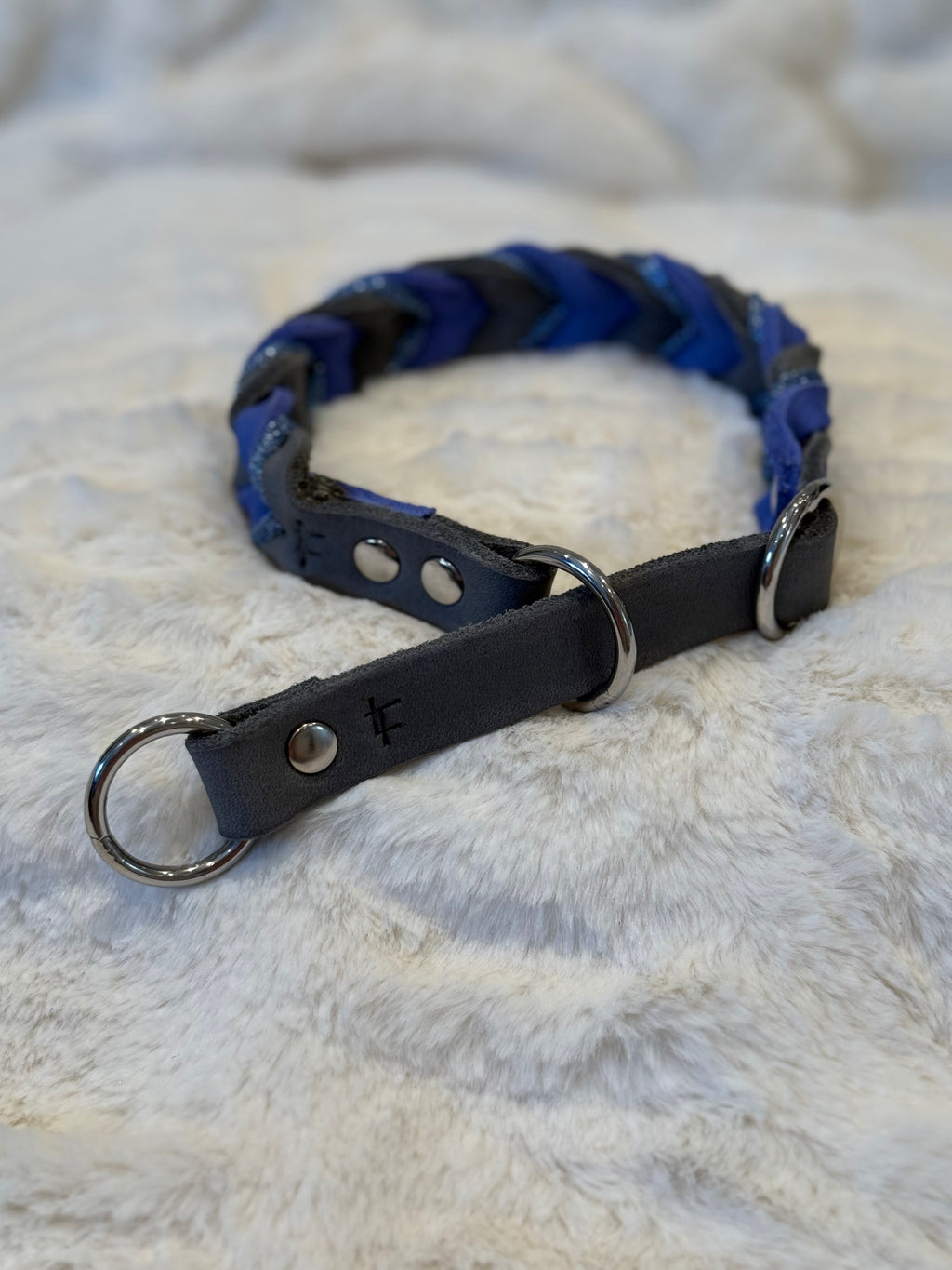 Flätat läderhalsband