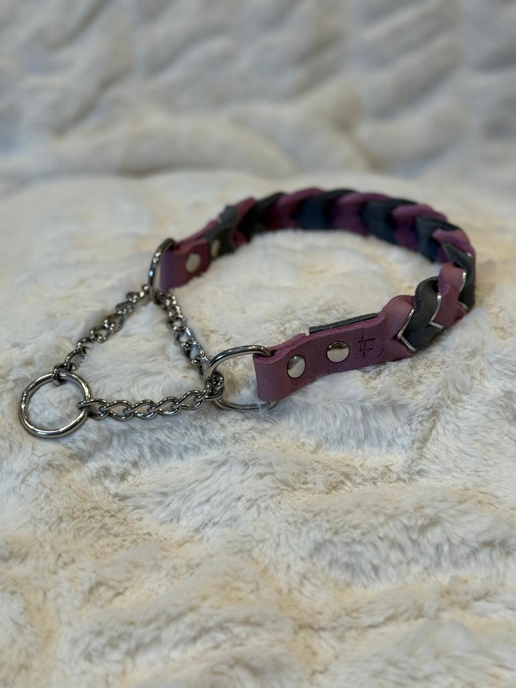Flätat läderhalsband