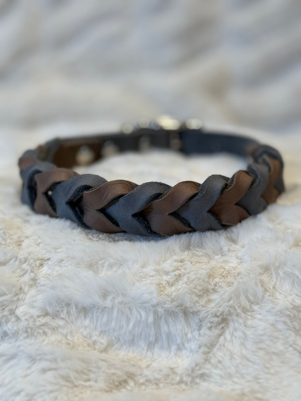 Flätat läderhalsband