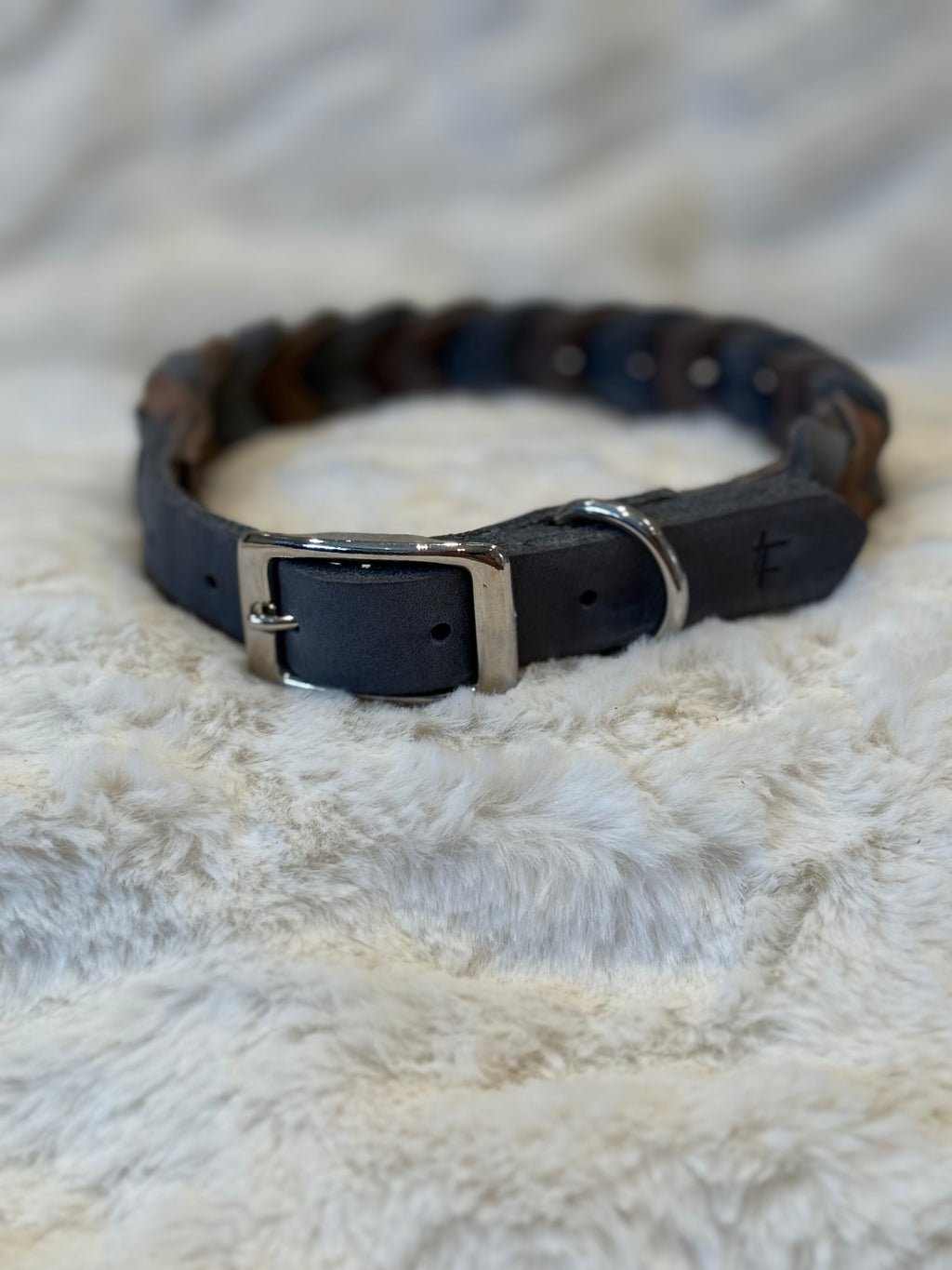 Flätat läderhalsband