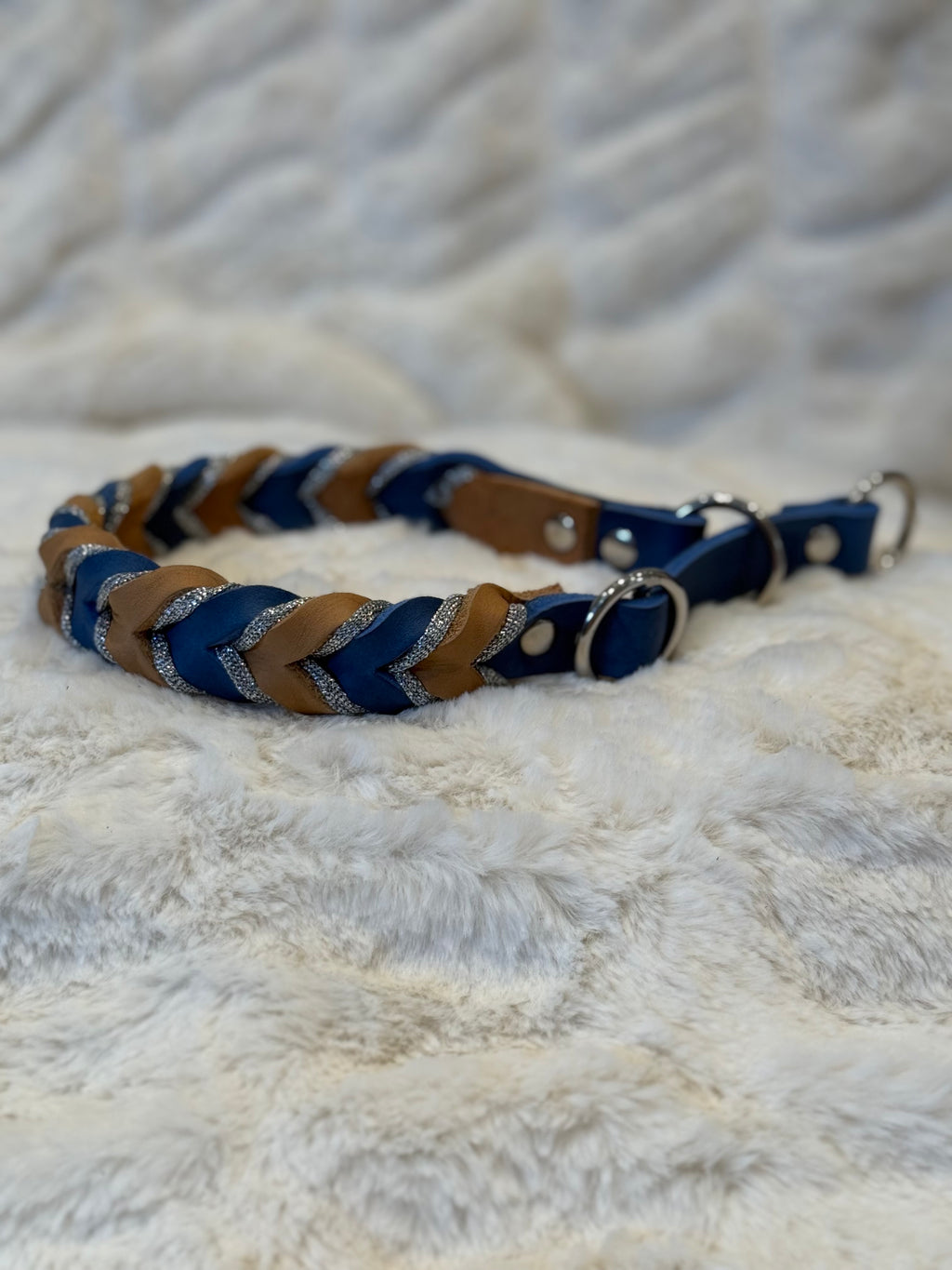 Flätat läderhalsband
