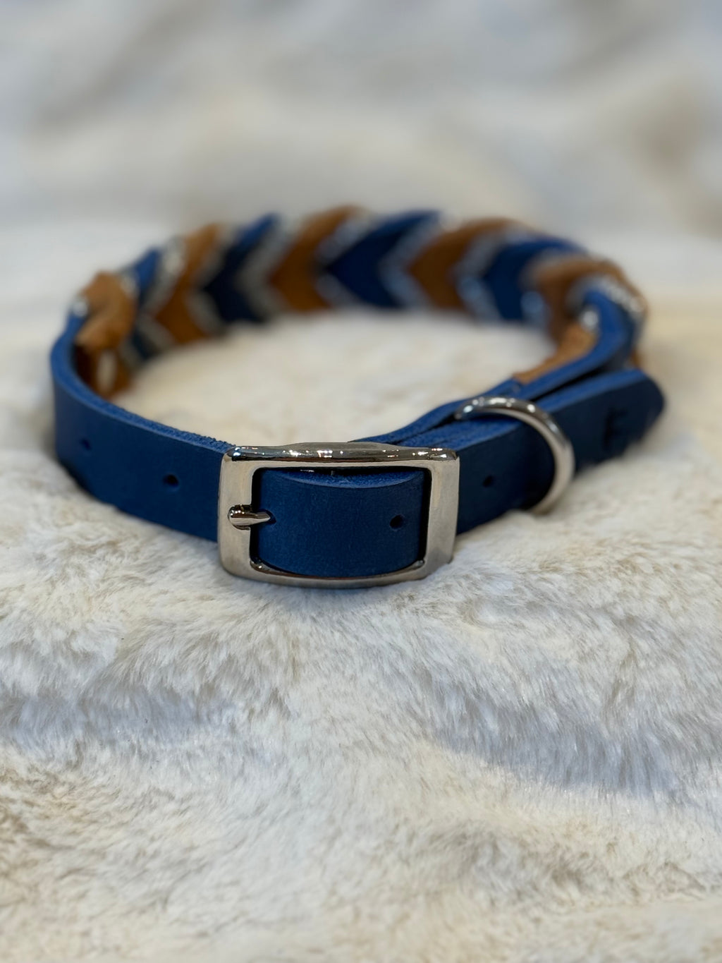 Flätat läderhalsband